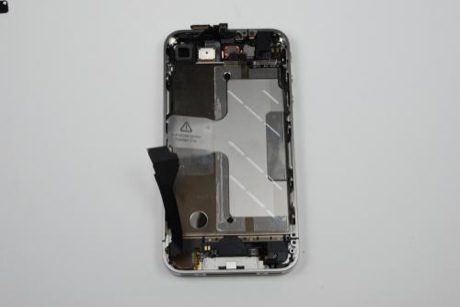 　バッテリ、ロジックボード、下部のアンテナ／スピーカーアセンブリ、背面カメラ、バイブレーションモーターを取り外すと、iPhone 4金属筐体の背面に残されたものは多くない。