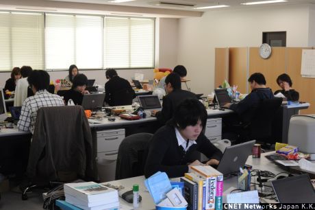 　こちらはオフィスの様子。20名ほどのスタッフが常駐する。もともと福野氏をはじめとした創業者メンバーは鯖江市にある福井工業高等専門学校の出身ということで、この地に開発センターを置いている。