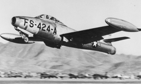 　Thunderbirdsが最初に使用した航空機は直線翼の「F-84G Thunderjet」だった。同機は朝鮮戦争終結のちょうど1カ月前、1953年6月に正式に稼働を開始した。