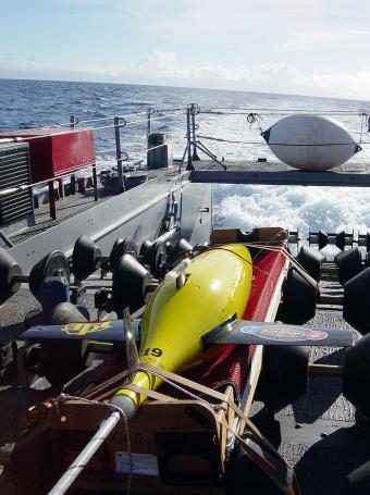 　「Roomba」やPackBotのメーカーであるiRobotは、自律型無人潜水艇（Autonomous Underwater Vehicle：AUV）を開発する権利を持っている。この「Seaglider」は、ワシントン大学の応用物理学研究所と海洋学部が、初期プロジェクトに資金を提供した米国科学財団および米海軍研究所と協力して開発した。