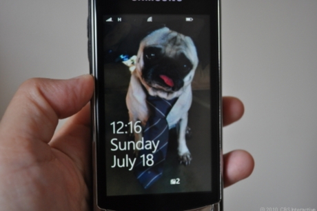 　米CNETは先日、Microsoftの次世代モバイルOS「Windows Phone 7」を試用機でプレビューすることができた。ここでは、その時の様子を画像で紹介する。プレビューの詳細については、「Windows Phone 7プレビュー--スマートフォン市場での勝機はあるか（前編、中編、後編）」を読んで欲しい。

Windows Phone 7

　Windows Phone 7のロック画面には、日付と時間、近々の予定、不在着信、新着メッセージが表示される。パスワードを設定することもできる。