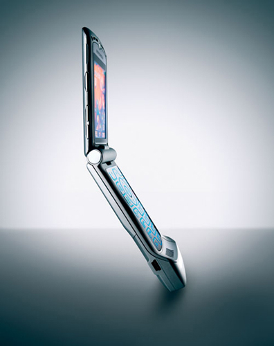 Motorola「RAZR」

　携帯電話に詳しい米CNETのKent German記者は、RAZRもこのリストに載るべきだと強く感じていた。German記者は「RAZRは驚異的な人気を博しただけでなく、初の薄型携帯電話でもあった。RAZRによって、デザインの大きなトレンドが始まり、かなりの数の模倣機種も作られた」と述べている。