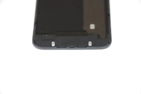 　iPhone 4の背面カバーの底部には、2つのタブがある。このタブにより、外側のねじを取り付けたとき背面カバーが金属筐体に固定される。