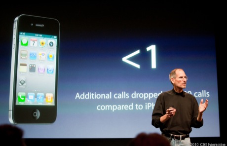 　そして、Jobs氏は、iPhone 4が実際に従来モデルであるiPhone 3GSよりも通話切断が多いと発表した。しかし、その増加数は、AT&Tのネットワークにおいて、100回につき1回に満たないという。