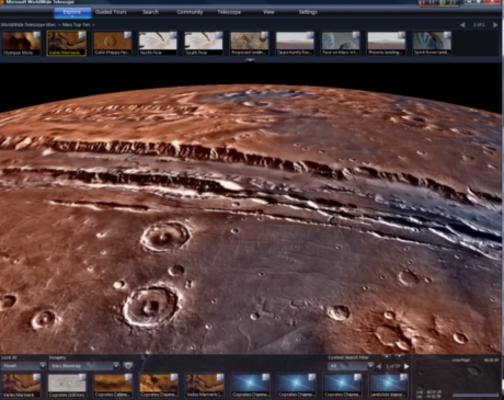 　マリネリス峡谷。NASAの火星探査機Vikingと火星軌道カメラ（MOC）の広角画像が使われている。