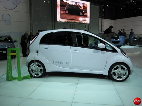 　三菱自動車は、すでに発表済みの製造開始日の接近に伴い、さまざまな市場向け電気自動車「i MiEV」に磨きをかけている。第79回ジュネーブ国際自動車ショーに出展されたバージョンは、欧州の法的要件を満たしたプロトタイプだ。