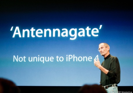 　Jobs氏は、現在の状況を「アンテナゲート事件」と呼んだが、iPhone 4の持ち方による信号の低下は、その他のスマートフォンと比べても、「固有のもの」ではないと述べる。