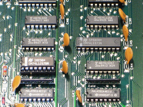 　1980年代初頭でも、アジアではシリコンチップが作られていた。C64には、マレーシア製と日本製のチップが使用されている。
