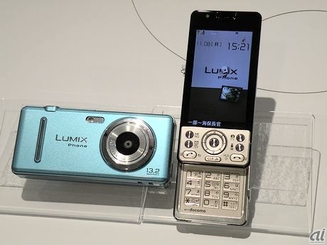 デジタルカメラ「LUMIX」の高画質技術「Mobile VenusEngine」を搭載したLUMIX Phone「P-03C」。12月に発売予定。