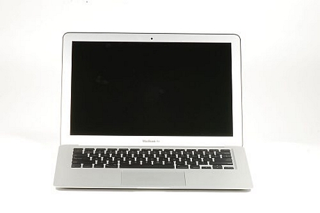　このMacBook Airは13.3インチ（対角）のLEDバックライトディスプレイを搭載しており、1440×900ピクセル（16:10）など複数の解像度をサポートする。