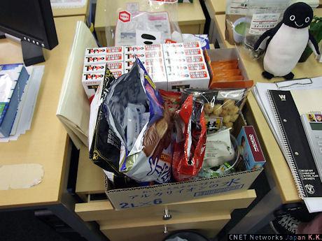 　その机の横には、大量のお菓子が。これは社員みんなが持ち寄っているものだそうです。