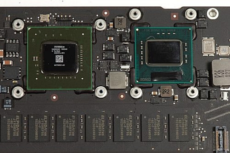 　NVIDIAのGPUは左側、IntelのCPUは右側に配置されている。それぞれのチップを詳しく見てみよう。