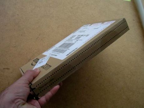 　Amazonから届いたAmazon Kindle 2の梱包箱は、厚さがわすが1インチ（約2.54cm）ちょっとだった。