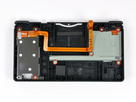 　バッテリ部分およびタッチペンホルダ、SD/SDHCカード拡張スロットは、8本のプラスねじでケースにとめられている。