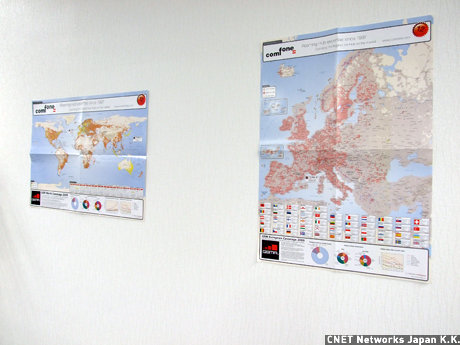 　ワークスペースの壁には、GSMAから持ち帰ったマップが貼られていた。EU圏内などの各国の携帯電話のサブスクライバ数といった市場規模などが記されている。