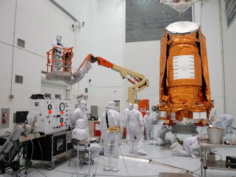 　2月3日、フロリダ州タイタスビルの危険物処理施設で、技術者の一団がKeplerを点検した。Keplerの作業はほとんど完了していたが、計画通りに迅速にできたわけではなかった。米国政府監査機関（Government Accountability Office：GAO）は、NASAの多数の大規模プロジェクトに関するレポートで、Keplerの3月6日の打ち上げは、予定より9カ月遅れたものだとしている。2日に発表されたGAOの文書では、Keplerプロジェクトの総コストを（2008年12月時点で）5億9480万ドルと見積もっているが、これは2007年度に設定された基準コスト4億9750万ドルを20％近く超過している。