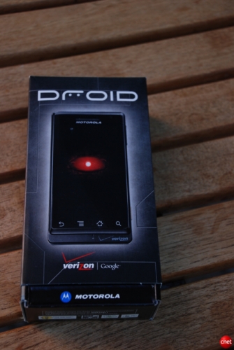 　Verizon WirelessとMotorolaは米国時間10月28日、Googleの「Android」をOSに搭載したスマートフォン「Droid」を発表した。ここでは同デバイスを画像で紹介する。この画像は、パッケージ。