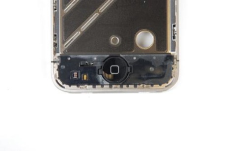 　ホームボタンは、1つのユニットとして、iPhone 4の金属筐体から取り外すことができる。筆者は接続されたままにすることにした。