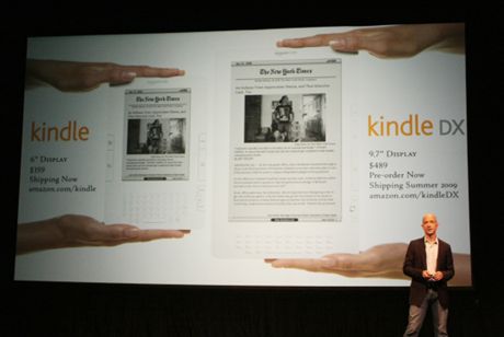 　Kindle DXの9.7インチディスプレイは、Kindle 2の6インチディスプレイと比べてかなり大きい。つまり、スクロールやページ切り替えが少なくなるだろう。