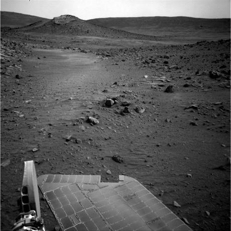 　ソーラーコレクタからエネルギーを集める火星探査車の「Spirit」。Spiritは今も身動きのとれない状態で、地球にいるエンジニアが救出を試みている。

　Spiritは5月、「Home Plate」と呼ばれる岩の多い地表の西部にある「Troy」という場所で、柔らかい土の中にはまって、動けなくなった。これは不幸な事故だったが、Spiritのそれまでの働きは期待を上回るものだった。Spiritは米国時間2004年1月4日に火星に着陸し、火星の地表の地質学調査を開始した。このミッションの期間は当初、90ソルの予定だった（ソルは火星の1日で24時間40分に相当）。

　Spiritは、科学者たちの当初の計画よりもはるかに長い期間、火星で働き、火星の土壌の広範な分析を行ってきた。

　火星探査ミッションの1871ソル目（2009年4月8日）、Spiritは南東の方向を向いて、俗に「Von Braun」と呼ばれる地平線上の小さな丘を見ている。