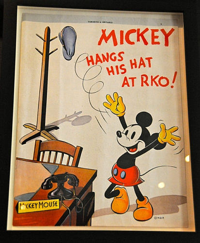 　RKO Radio Picturesは1937年にDisneyの配給契約を獲得した後、その偉業を伝える宣伝用ポスターを発表した。