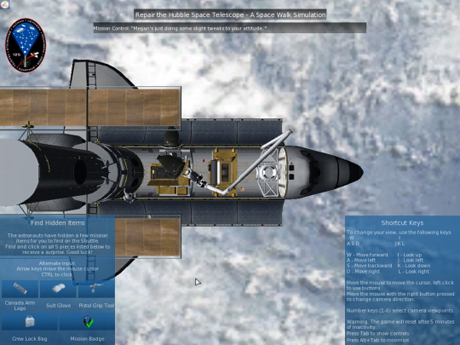 　宇宙歩行シミュレータのこの画像では、スペースシャトルが地球の上を通過している。