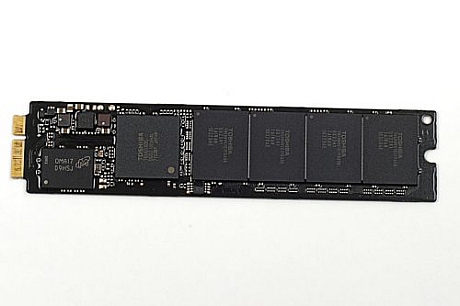 　新型MacBook Airのフラッシュストレージユニットには、主なコンポーネントが4つある。回路基板、東芝製ソリッドステートドライブコントローラ、Micron製DDR DRAMキャッシュ、そして東芝製のフラッシュメモリチップ本体だ。