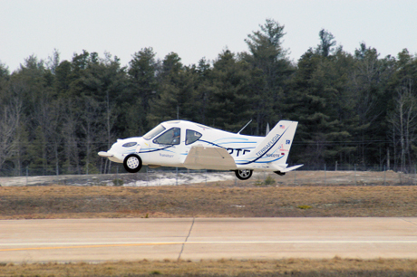 　2006年2月、マサチューセッツ工科大学（MIT）の出身者らが興したTerrafugiaという新興企業が航空業界における新製品、空飛ぶ自動車の開発計画を発表した。そして同社は先日、「Transition」という名の空飛ぶ自動車の初飛行を成功させた。