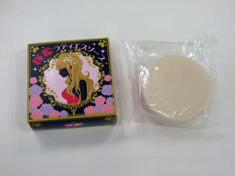 　オリジナル商材の「輝姫ラディエスソープ」の試作品。キラキラで花いっぱいのパッケージだ。価格は1500円程度になるとのこと。