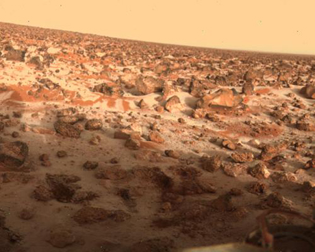 　このカラー画像は、火星のユートピア平原の地表に、水の氷霜の薄い層があることを示している。この画像は、「Viking 2号Lander」のカメラ2によって、1979年5月18日に撮影されたものだ。この日は、この宇宙探査機が同じ場所で霜を撮影してからほぼ1火星年（687日）後にあたる。

　この霜の層は、わずか1000分の数cmの厚さだと考えられている。大気中のちりの粒子が、わずかな水分を集めると推測されている。二酸化炭素が凍るほど温度が下がると、その一部はちりや氷に付着し、地表に落下する。この画像は南南東方向を見ており、右側の長く大きな岩はおよそ幅1mだ。