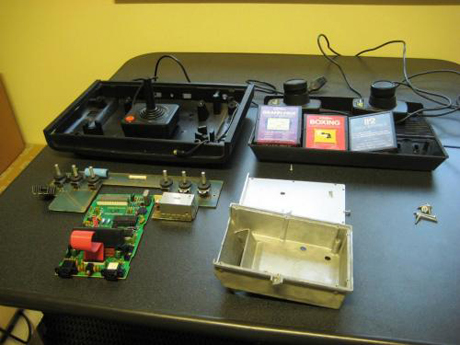 　完全に分解されたAtari 2600。
 
　筆者自身はこのゲーム機を所有したことはない。「Intellivision II」派だったのだ（George Plimpton氏のCMで、Intellivisionの方がいいと思っていた）。Atari 2600をお持ちの皆さんは、今でもプレーしているだろうか。