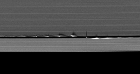 　直径8kmのダフニスは、土星外側のA環内にある、幅42kmの「キーラーの空隙」（Keeler Gap）内の傾斜軌道を回っている。

　イメージング科学者らがAstronomical Journalで発表した最新の分析では、ダフニスの引力が、どのようにして空隙の縁を形成する軌道の微粒子を乱し、水平分力と垂直分力の両方を持ちながら縁を波状に変形させるかについて説明されている。

　ダフニス自体も見ることができ、近くのリングに影を落としている。