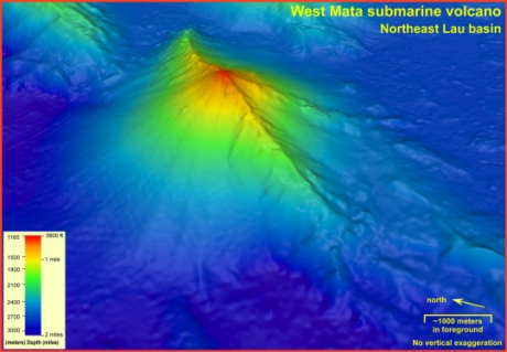 　海底約3882フィート（約1.18km）にある西マータ火山の頂上部分は赤色で示され、約9842フィート（3km）にあるふもとの部分は青色で示されている。
