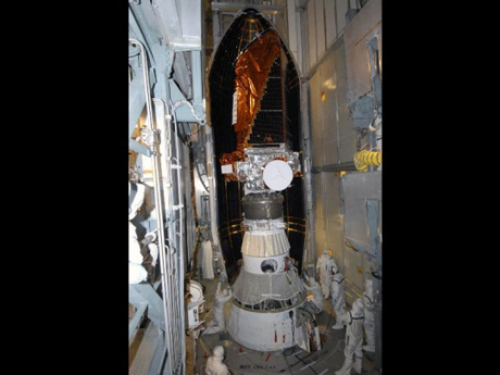 　Delta 2ロケットの上部にあるフェアリングの一部に覆われているKepler。Keplerは、フロリダ州ケープカナベラル空軍基地にある17-B発射台からDelta 2ロケットで打ち上げられた。フェアリングは、大気圏を通過する間、空力的なノーズコーンを宇宙船の先端に作り、その後切り離される（Keplerにとって縁起の悪いことを言うつもりではないが、NASAの衛星Orbiting Carbon Observatoryは2月下旬、フェアリングが適切に分離されず、打ち上げに失敗している）。