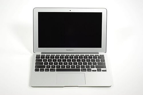 　このMacBook Airは対角11.6インチのLEDバックライトディスプレイを搭載している。ディスプレイは、1366×768（16対9）など、いくつかの解像度に対応している。