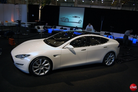 　TeslaはModel Sが、初めて大量生産されるセダン型電気自動車になることを望んでいる。発売は2011年の第3四半期の予定。また、2012年半ばまでには年産2万台を見込む。