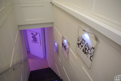 　Bose Museum Store内の階段の壁にも柿沼康二氏の作品が展示されていた。