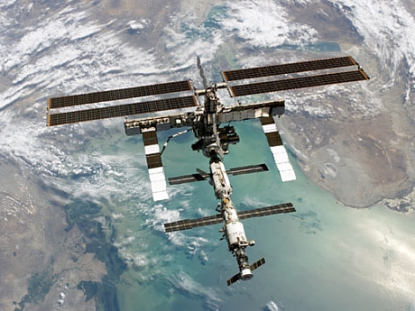 　ISSの全体をとらえた写真。下にはカスピ海が見える。この写真は、スペースシャトル「Discovery」の乗組員により、2002年の第5次長期滞在中に2機の宇宙船が切り離された後に撮影された。