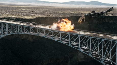 　ターミネーターシリーズの最新作で「審判の日」以降を初めて描いた「ターミネーター4」が米国で公開された。この作品では、俳優Christian Bale演じる主人公John Connerが、オートバイ型ロボットである「Mototerminator」など、無数のターミネーターと戦っている。

　この画像は、ニューメキシコ州のリオグランデゴージ橋でのシーンになるが、Industrial Light & Magic（ILM）の視覚効果チームが、異なる3カ所で撮影された映像を組み合わせ、継ぎ目が分からないように合成した。