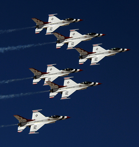 　Thunderbirdsは、「デルタ・パス・アンド・レビュー」と呼ばれる曲技飛行を行う。2009年のスケジュールは、3月後半にアリゾナ州とフロリダ州で幕を開けた。5月最初の週末、Thunderbirdsは、ジョージア州のロビンス空軍基地にいた。

　通常のデモ飛行は1時間と少し続き、チームは編隊飛行と単独機での演目の両方で、約30の曲技飛行を行う。