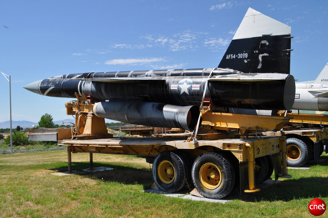　これは、敵機を破壊するために作られた「Bomarc A」地上発射型無人迎撃ミサイルだ。Boeingとミシガン航空研究センター（Michigan Aeronautical Research Center：MARC）にちなんで「Bomarc」と呼ばれたこのミサイルは、発射時の推進力には液体燃料ロケットブースタを使用し、十分な速度に達したらラムジェットエンジンを作動させた。

　ヒル航空宇宙博物館の案内板には「目標周辺まで地上から誘導され、そこからは内蔵の目標追跡装置でコントロールを行った」とある。

　Bomarc Aは、最初のプロトタイプが1952年に試験され、1960年に実運用されて、米国北東部の5カ所の空軍基地に配備された。このミサイルは、スライド式の屋根がある大型のシェルターに格納され、発射時には垂直に配置されることになっていた。

　Bomarc Aは1960年代中ごろまで運用された。長さが47フィート4インチ（約14.4m）、発射時の重量が1万5619ポンド（約7080kg）で、260マイル（約420km）の距離をマッハ2.8で飛行可能だった。「W40」核弾頭1発か、1000ポンド高性能爆薬弾頭1発を搭載した。