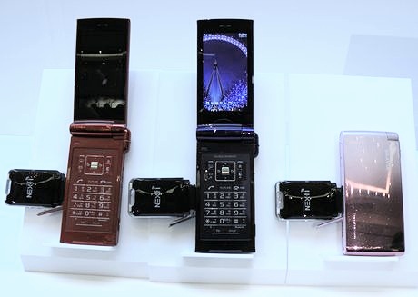 電池内蔵の小型無線ルータ「NEX-fi」も12月中旬以降に発売される。au携帯電話の18芯コネクタに接続するだけで無線LANテザリング機能を利用できる製品だ。テザリングとは接続機器を外部モデムとして使用できる機能。利用料金は、接続するau携帯電話で契約しているパケット通信料が適用される。