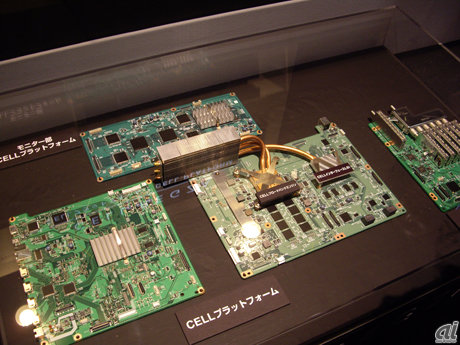 　Cell Broadband Engineを有する「CELLプラットフォーム」。3枚の基板から構成されている。