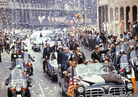 　その2日後の8月13日、Apollo 11号の宇宙飛行士（先頭の自動車の後部座席、左からAldrin氏、Collins氏、Armstrong氏）は、ニューヨーク市のブロードウェイとパーク街で行われたパレードで紙吹雪による祝賀を受けた。