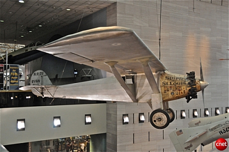 　これは有名な「Spirit of St. Louis」（「Ryan NYP」）だ。Charles Lindberghは1927年5月21日、この飛行機で、史上初のノンストップでの大西洋横断単独飛行を達成した。LindberghはSpirit of St. Louisに搭乗して、ニューヨーク州ロングアイランドのルーズベルトフィールドからパリまで、3610マイル（約5810km）を飛んだ。飛行時間は33時間30分だった。

　Lindberghは飛行終了後、ホテル王のRaymond Orteigから2万5000ドルの賞金を受け取った。Orteigはニューヨークからパリまでの無着陸飛行を最初に達成した人物に賞金を贈ると申し出ていた。