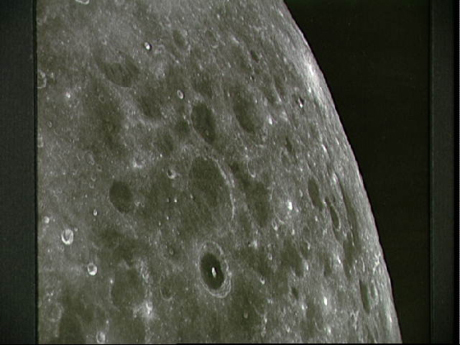 　Apollo 8号は1968年12月24日から12月25日の朝まで、月面から約60マイル（約95.5km）上空の月周回軌道上を10回周回した。月は巨大で、荒涼としていて、近寄り難く、石こうのように圧倒的に灰色だったと宇宙飛行士たちは語った。