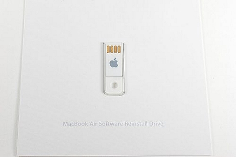 　このUSBドライブは長い間待ち望まれていた機能だ。MacBook Airに搭載されているバージョンの「Mac OS X」と「iLife」を再インストールできる。