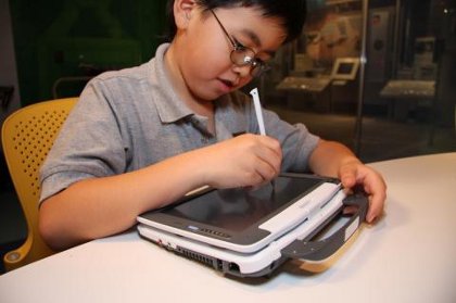 　Intel Museumで最新のClassmate PCを操作する少年。