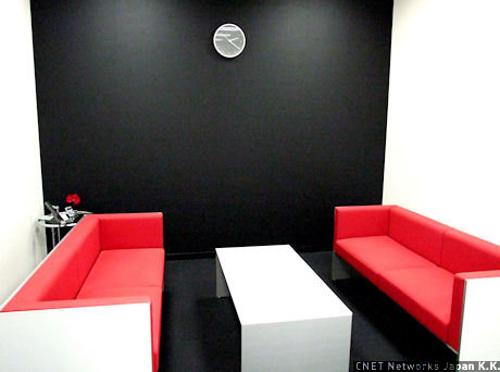 会議室の隣にある応接室。赤いソファが印象的です。