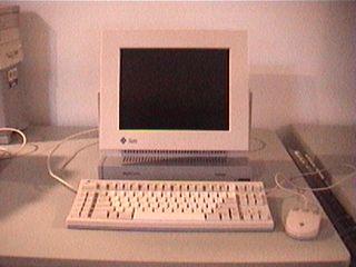 　eBayでこのマシンを見つけた。「SPARCstation Voyager」は1994年3月に1万3995ドルで発売され、使い勝手の良いスペックにすると約1万6500ドルだった。リチウムイオンバッテリ、1024×768高解像度カラースクリーン、低電圧版プロセッサ、対流冷却を採用した、画期的な機種だった。絶対に1台欲しいと思う一方で、社長としてのわたしは、当時そんな金額を出すことは絶対に許せなかった。最近eBayで、ケース、バッテリ、モデムなどが揃った「新品同様」のものを120ドルで手に入れた。発売からずいぶんたってしまったが、手に入っただけよしとしよう。この機種はやはり美しい。